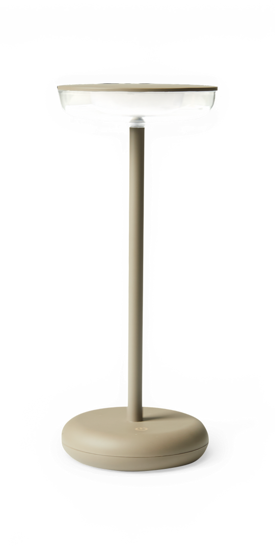Bærbar beige bordlampe med rund skålformet skærm og touch‑tænd/sluk‑knap på basen.