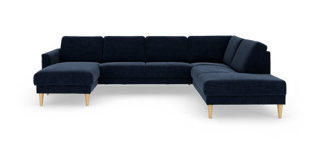 Mørkeblå L‑sofa i stof med venstrevendt chaiselong og lyse træben.