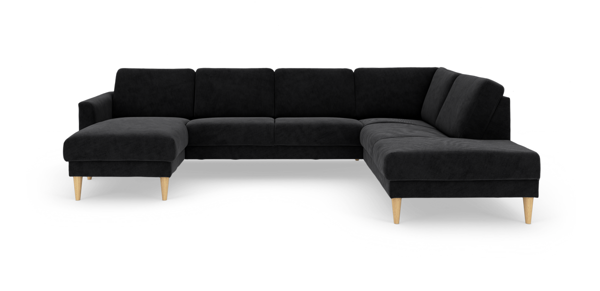Sort U-formet hjørnesofa med chaiselong og lyse træben, frilagt på hvid baggrund.