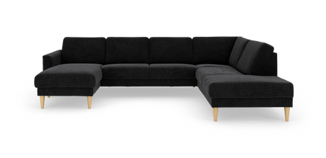 Sort U-formet hjørnesofa med chaiselong og lyse træben, frilagt på hvid baggrund.