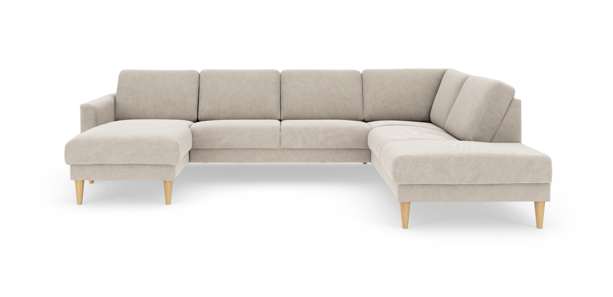 Beige U‑sofa med chaiselonger i begge ender og koniske træben.