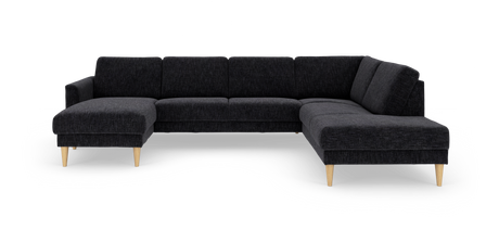 Mørkegrå U‑sofa i stof med venstre chaiselong og højre divan, koniske ben i lys træ.