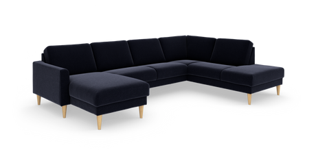 Mørkeblå hjørnesofa/U-sofa med chaiselong i begge ender og koniske ben i lyst træ, frilagt på hvid baggrund.