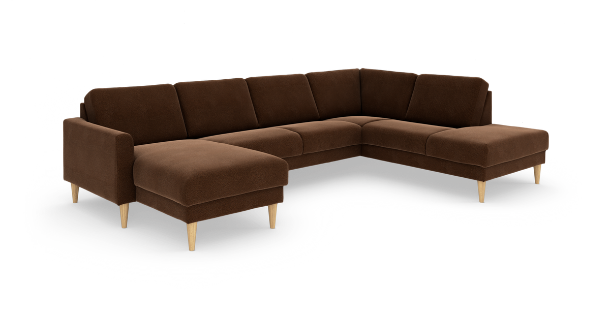 Brun U‑formet modulsofa med to chaiselonger og lyse træben, frilagt på hvid baggrund.