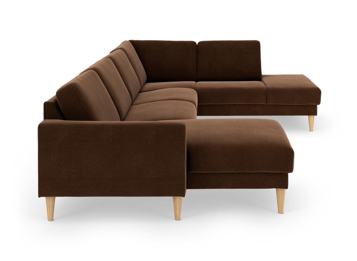 Brun L‑formet modulsofa med chaiselong og lyse træben i moderne, minimalistisk design.