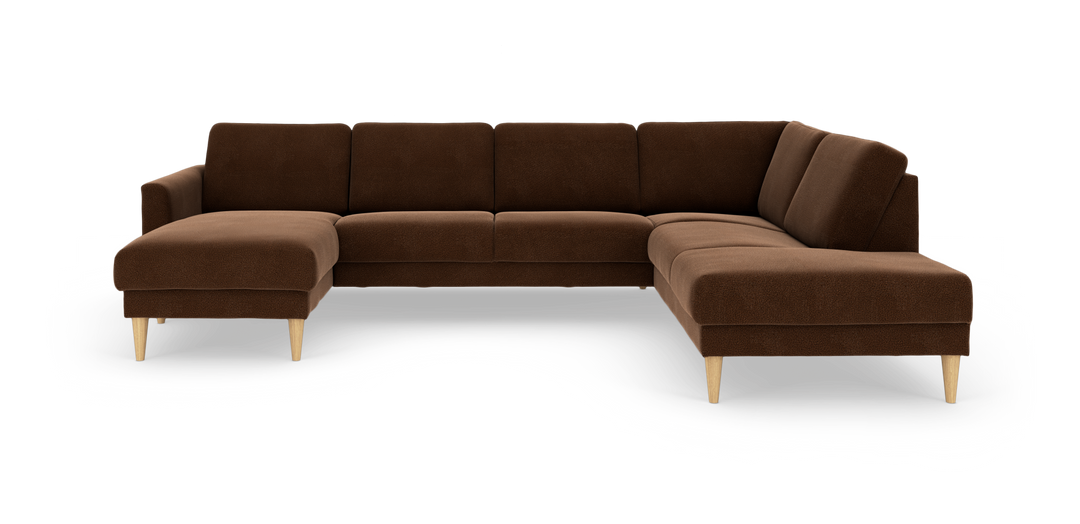 Brun U‑formet hjørnesofa med venstre chaiselong og højre divan, tekstilbetræk og koniske lyse træben.