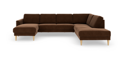 Brun U‑formet hjørnesofa med venstre chaiselong og højre divan, tekstilbetræk og koniske lyse træben.