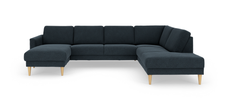 Mørkeblå U‑sofa i stof med chaiselong til venstre og koniske ben i lyst træ, frilagt på hvid baggrund.