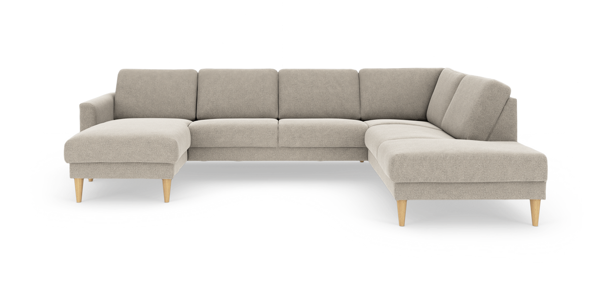 L-formet beige hjørnesofa med chaiselong til venstre og koniske træben.