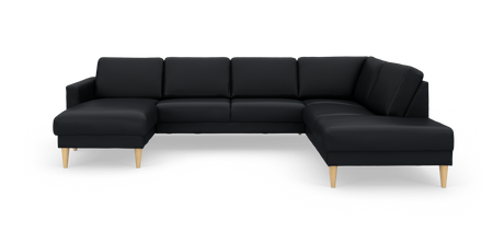 Sort U‑formet hjørnesofa med chaiselong til venstre og divan til højre, lyse træben, fritlagt på hvid baggrund.