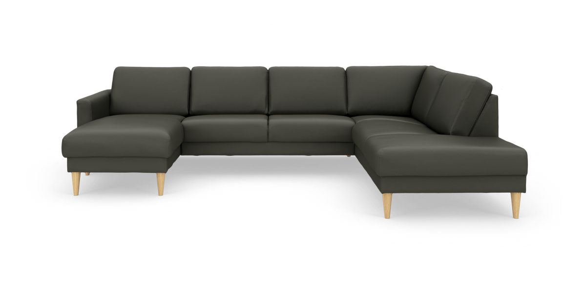 Mørkegrøn U-sofa med chaiselong i begge ender og lyse træben, isoleret på hvid baggrund.