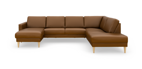 Brun læderhjørnesofa med venstrevendt chaiselong og koniske ben i lyst træ, frilagt på hvid baggrund.