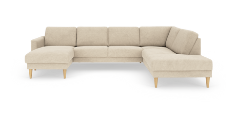 Beige hjørnesofa i stof med chaiselong til venstre og koniske træben, frilagt på hvid baggrund.