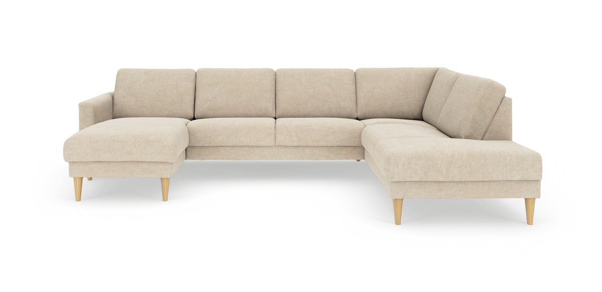 Beige U-formet modulsofa med chaiselong til venstre og træben, fritlagt på hvid baggrund.