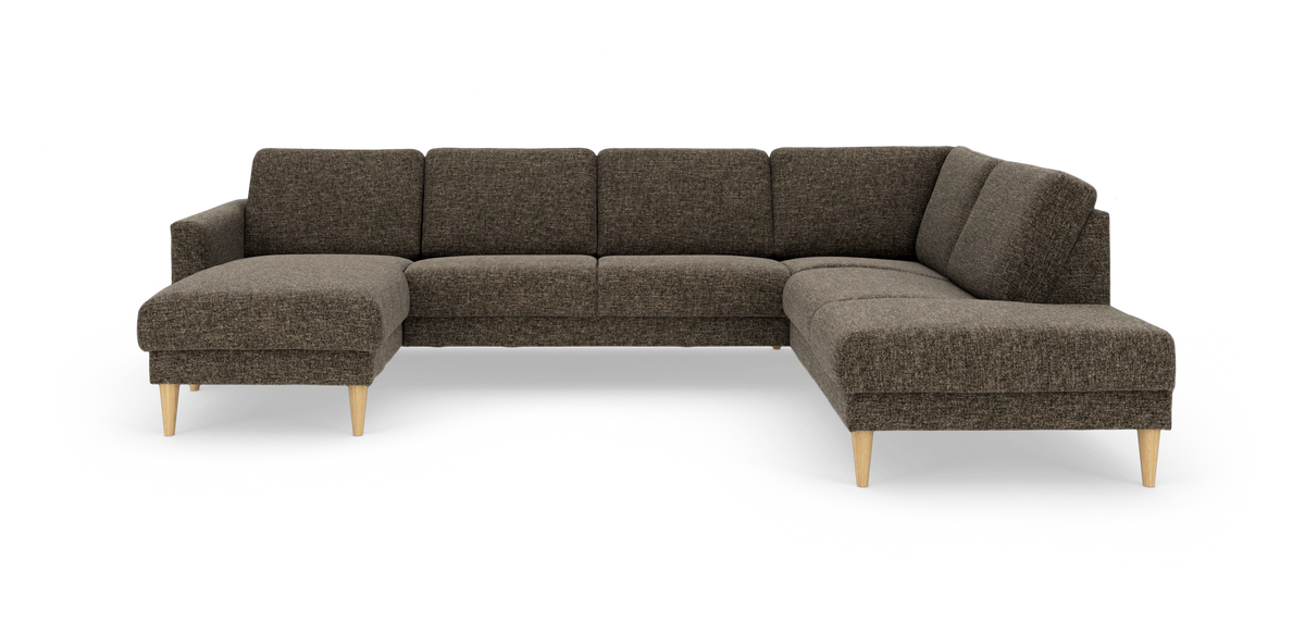 Brun U‑formet modulsofa i stof med chaiselong til venstre og divan/åben ende til højre, lyse træben.