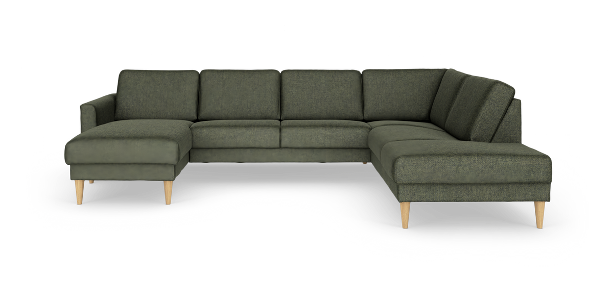 Stor hjørnesofa med chaiselong i begge ender, i mørk olivengrøn tekstil og lyse træben, frilagt på hvid baggrund.