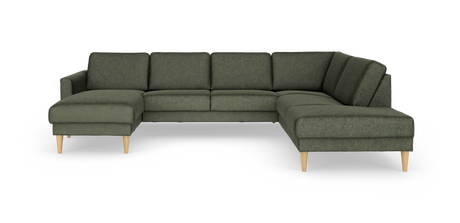 Stor hjørnesofa med chaiselong i begge ender, i mørk olivengrøn tekstil og lyse træben, frilagt på hvid baggrund.