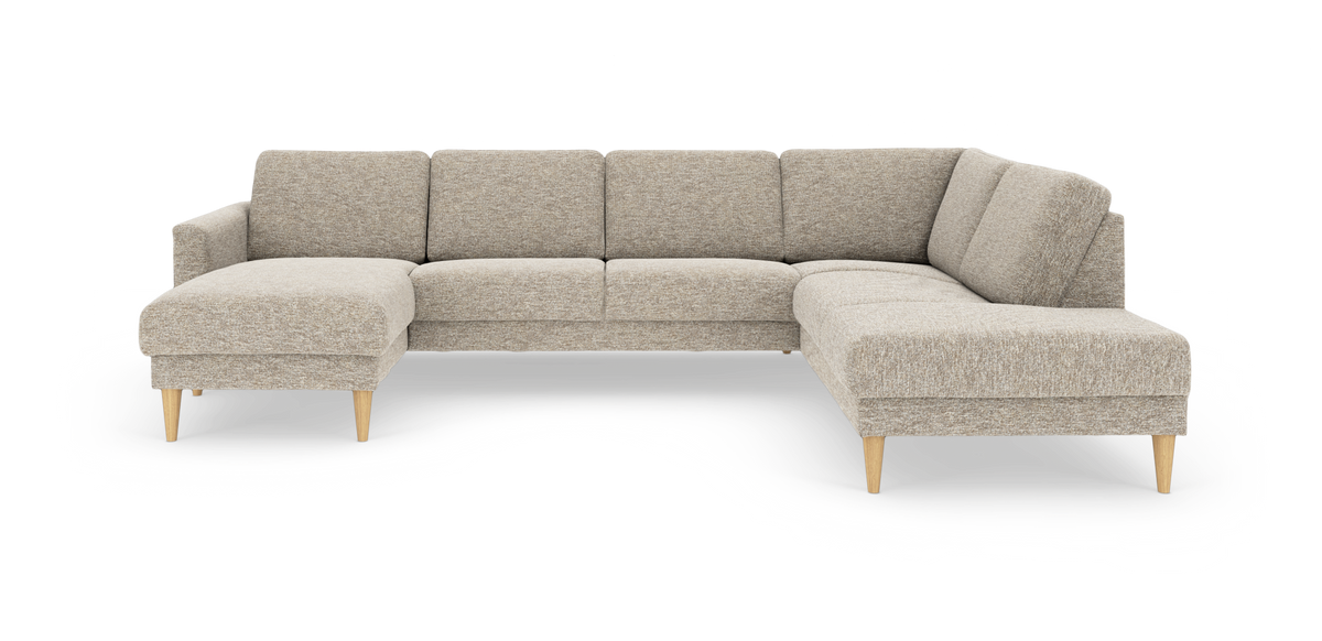Beige modulsofa i L-form med chaiselong og træben, frilagt på hvid baggrund.