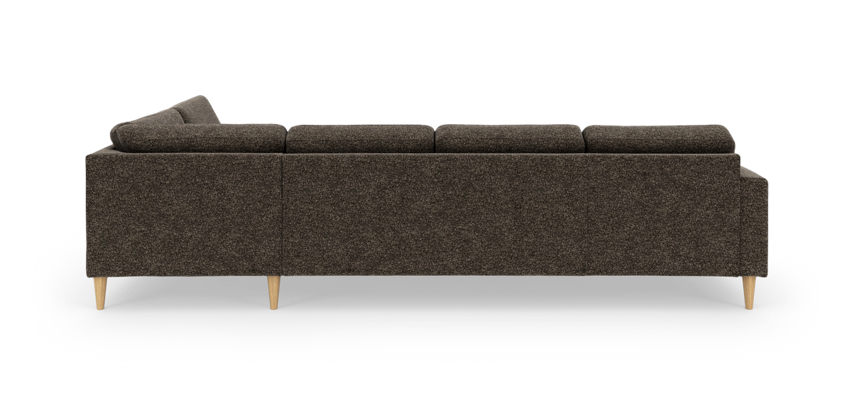 Brun stofsofa i sidevisning med træben, fritlagt på hvid baggrund.