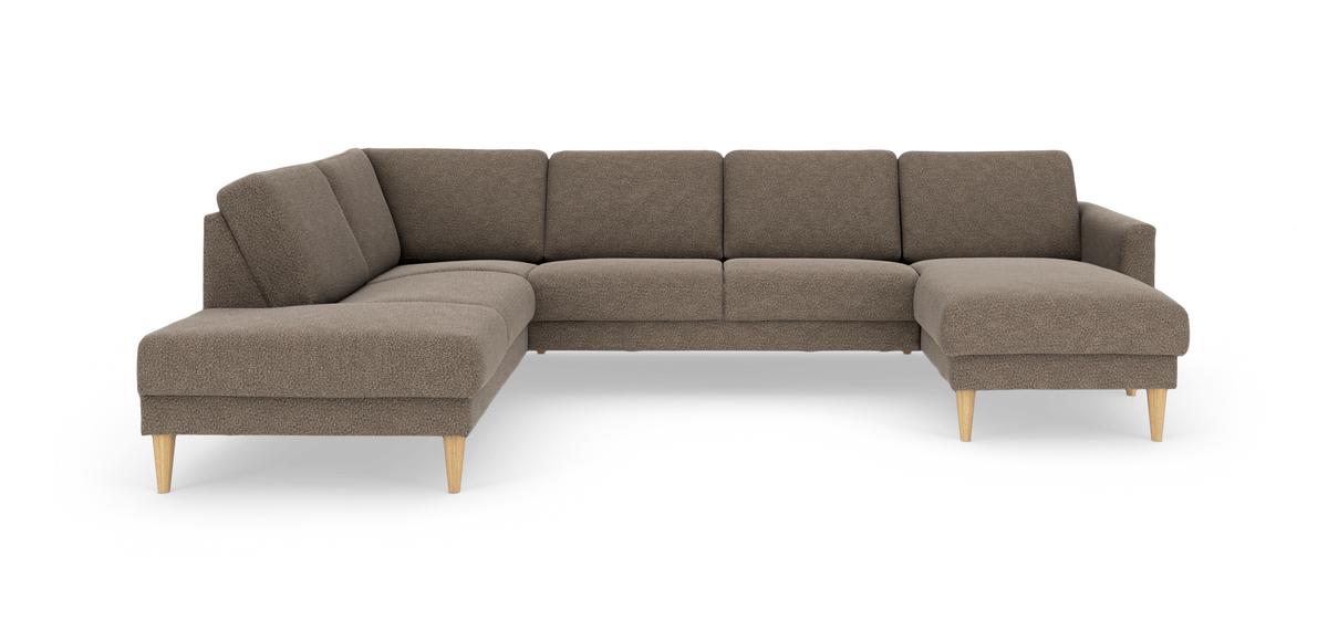 Brun L‑formet hjørnesofa med chaiselong til højre og lyse træben.