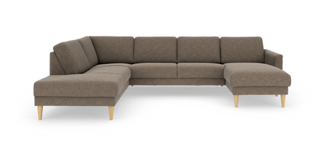 Brun L‑formet hjørnesofa med chaiselong til højre og lyse træben.