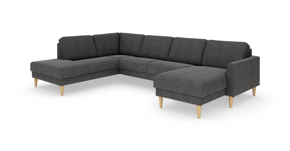 Mørkegrå U‑sofa i stof med lyse træben, fritlagt på hvid baggrund.