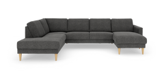 Mørkegrå hjørnesofa i stof med chaiselong og lyse træben, frilagt på hvid baggrund.