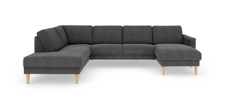 Mørkegrå hjørnesofa i stof med chaiselong og lyse træben, frilagt på hvid baggrund.