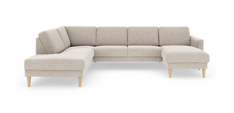 Beige L-formet hjørnesofa med chaiselong til højre og koniske træben, frilagt på hvid baggrund.