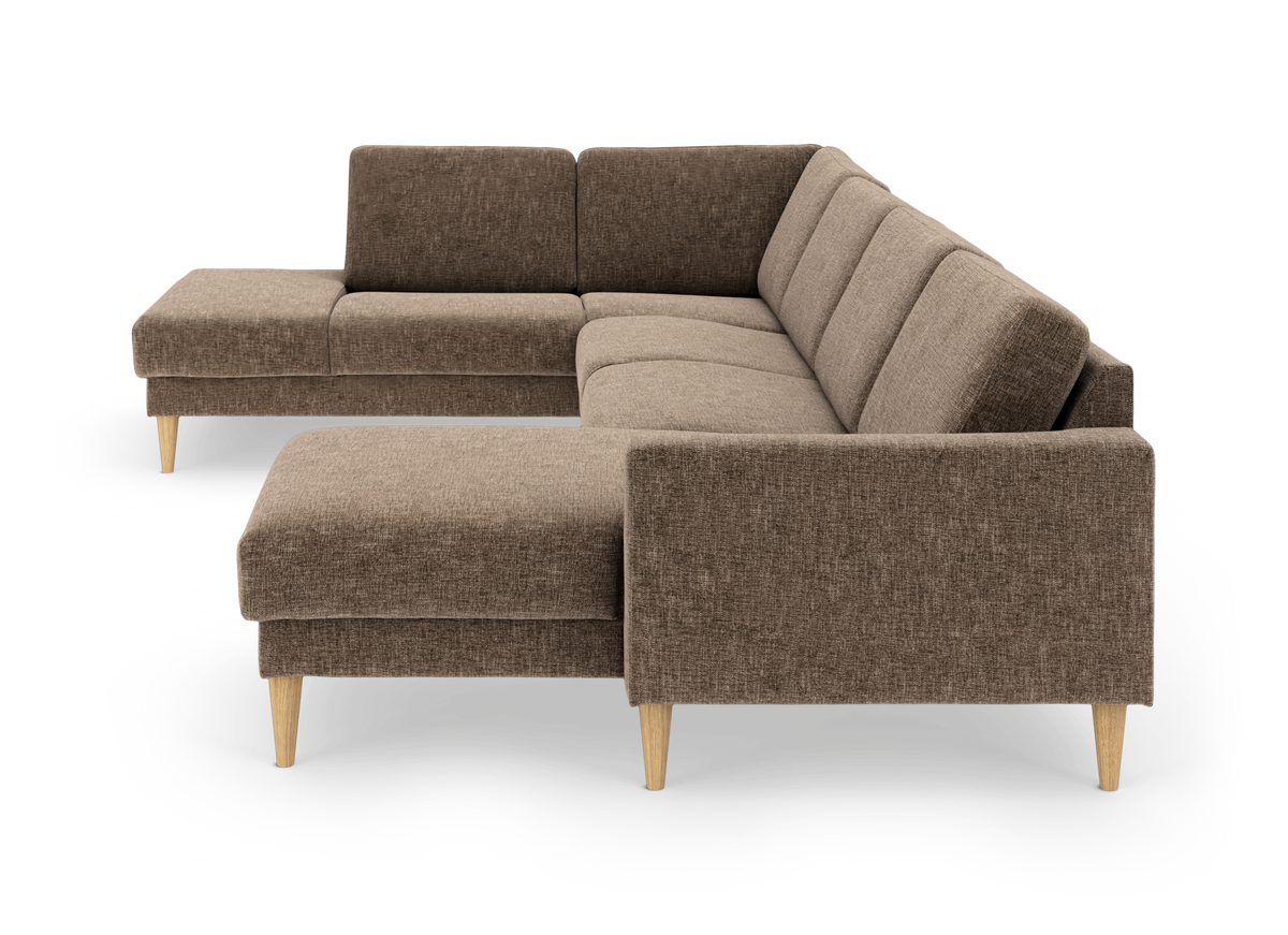 Brun L‑formet modulsofa i stof med chaiselong og lyse træben, frilagt på hvid baggrund.