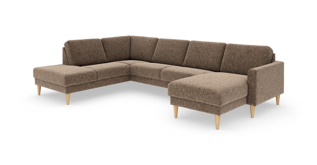 Brun L-formet hjørnesofa i tekstil med chaiselong til højre og lyse koniske træben, frilagt på hvid baggrund.