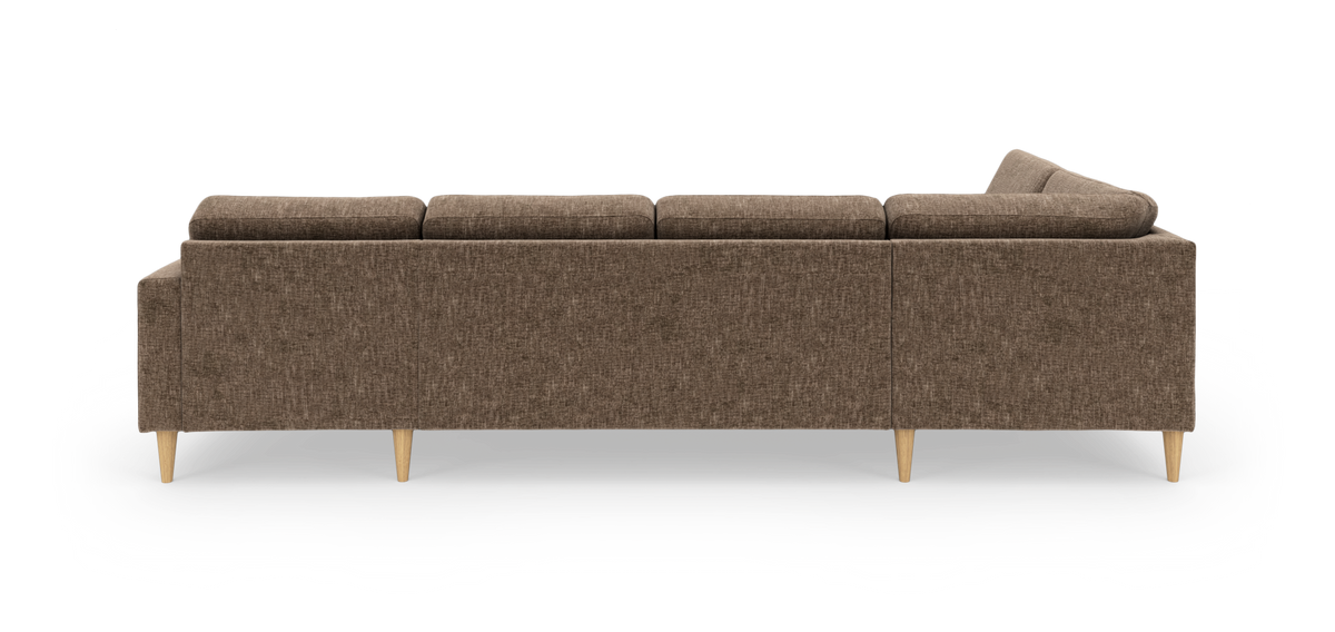 Brun modulsofa i stof med lyse træben set bagfra.
