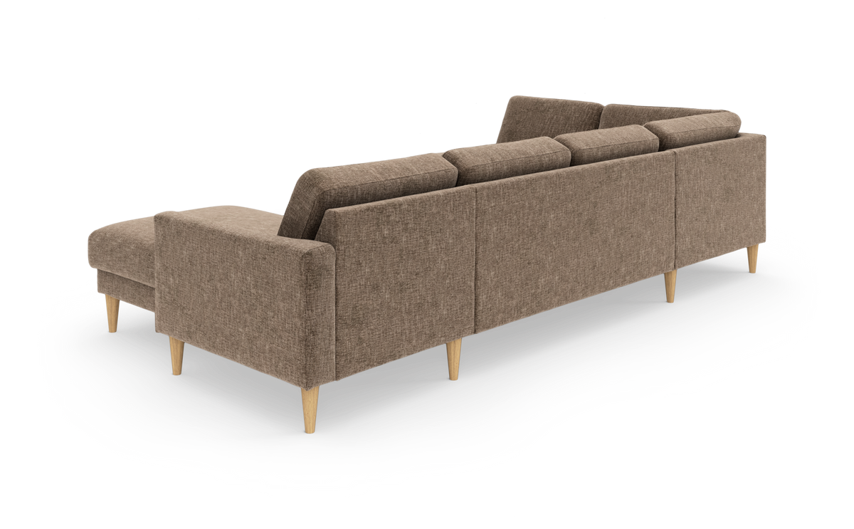 Brun modulsofa i L-form med chaiselong og træben, set bagfra på hvid baggrund.