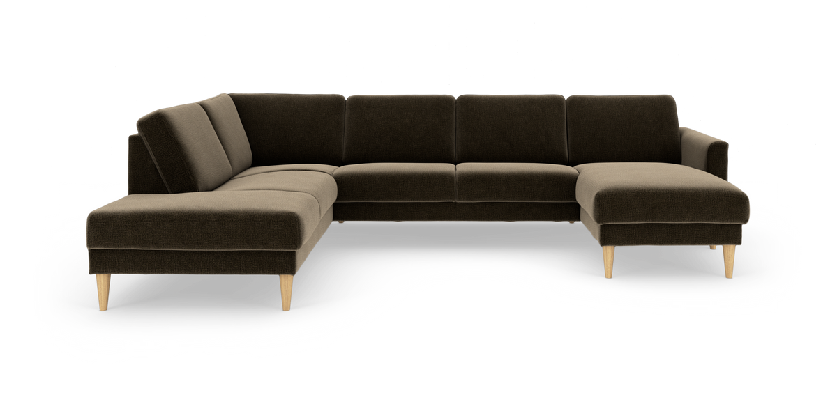 Mørkebrun U-sofa med chaiselong, lysere sæder og lyse træben, fritlagt på hvid baggrund.