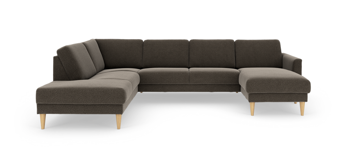 Mørkebrun U‑formet hjørnesofa i stof med chaiselong i begge ender og lyse træben, frilagt på hvid baggrund.