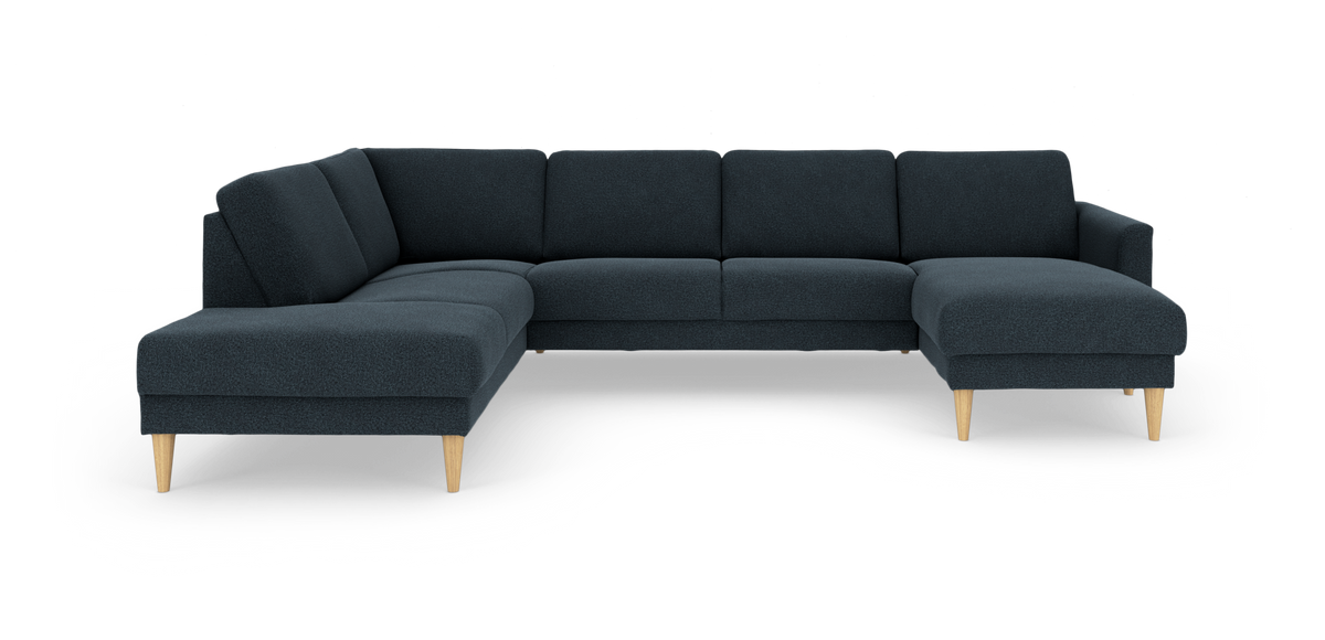 Mørkeblå modulhjørnesofa i U‑form med chaiselonger i begge sider og koniske ben i lyst træ, frilagt på hvid baggrund.