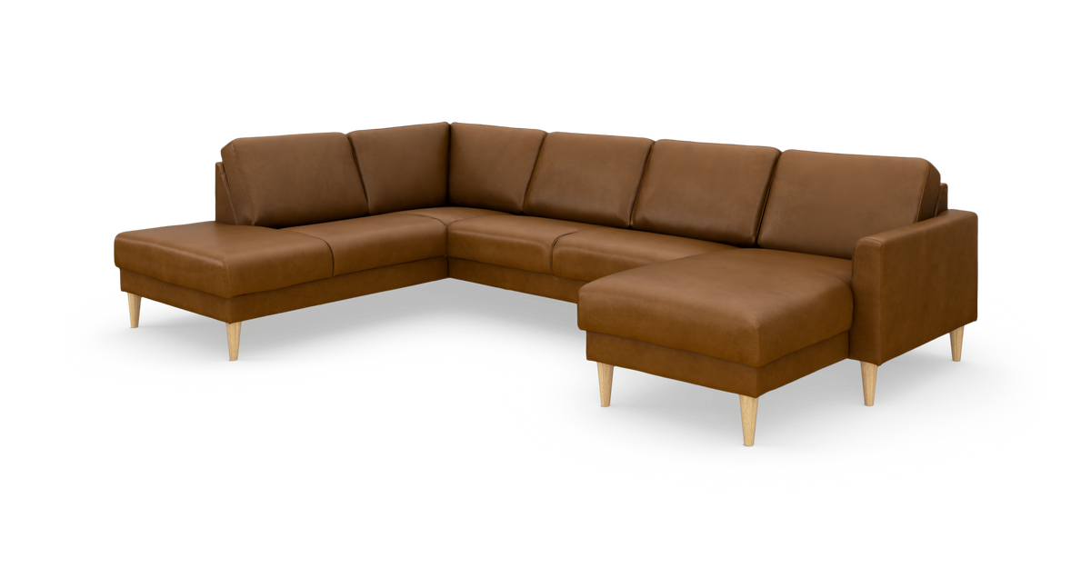 Brun U-formet hjørnesofa i læder med koniske træben, fritstående mod hvid baggrund.