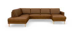Brun læder hjørnesofa med chaiselong til højre og lyse træben, frilagt på hvid baggrund.