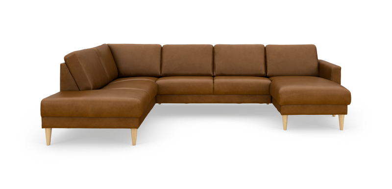 Brun læder hjørnesofa med chaiselong til højre og lyse træben, frilagt på hvid baggrund._ps