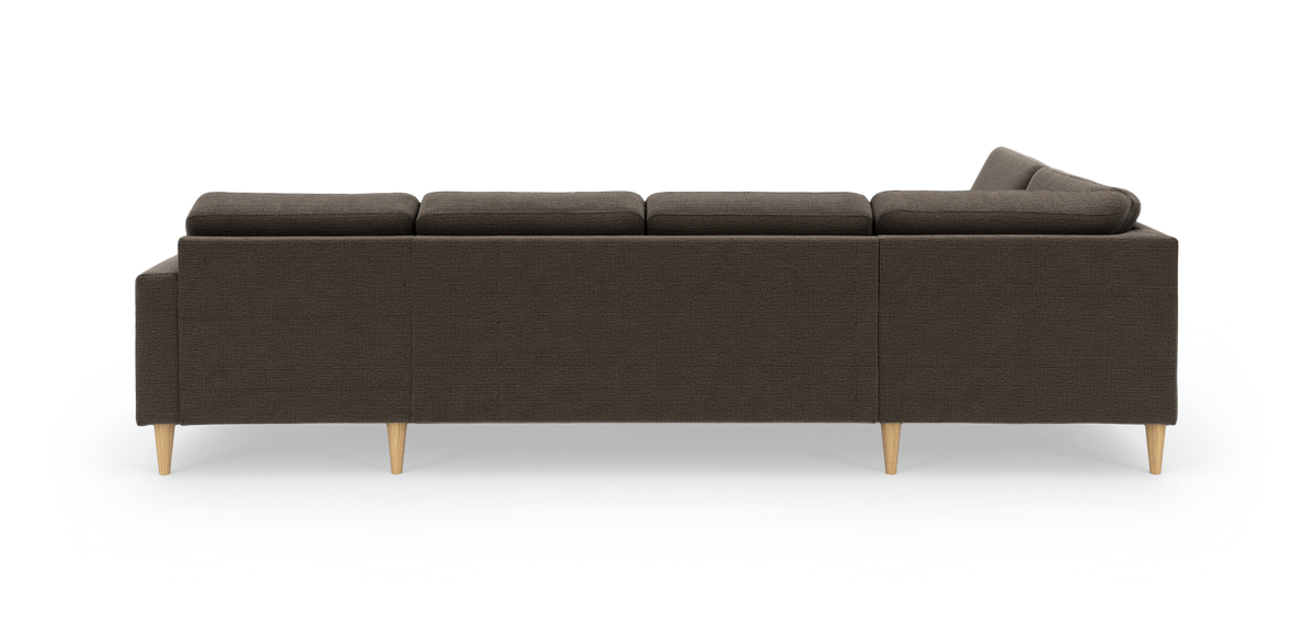 Mørkebrun stofsofa med træben, set fra siden/bagsiden, frilagt på hvid baggrund.