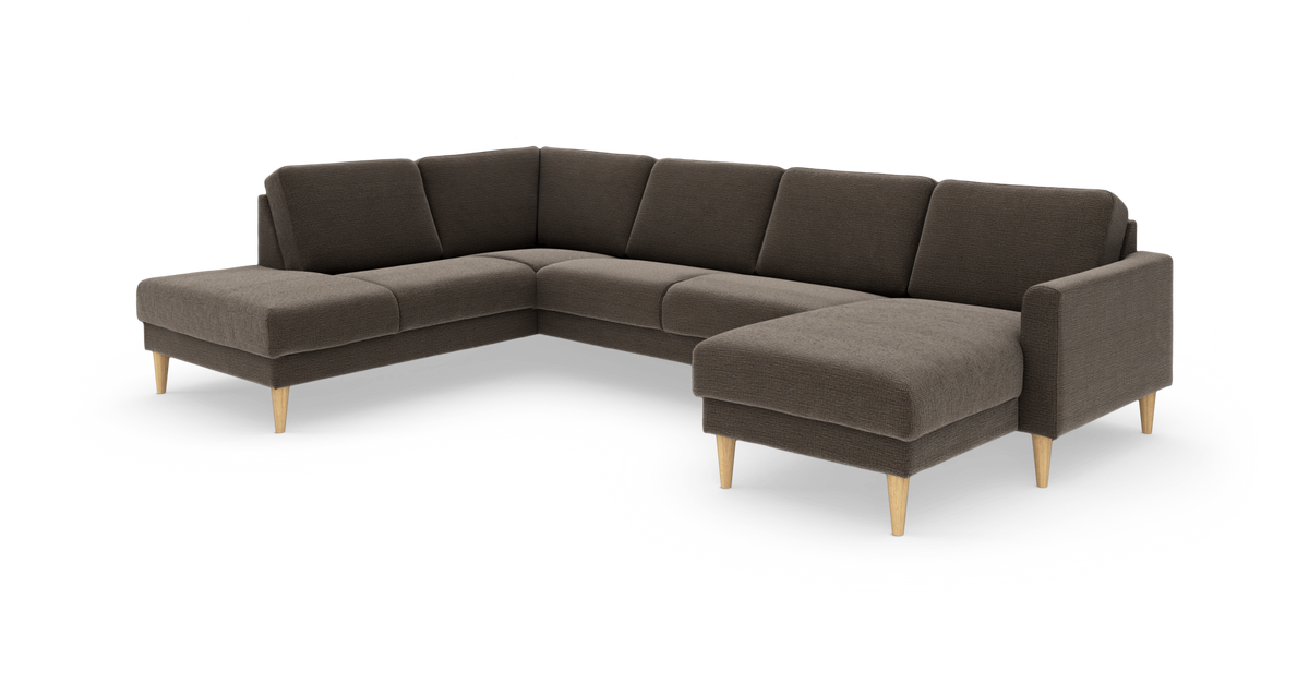 Brun U-formet hjørnesofa med to chaiselonger og lyse træben, isoleret på hvid baggrund.