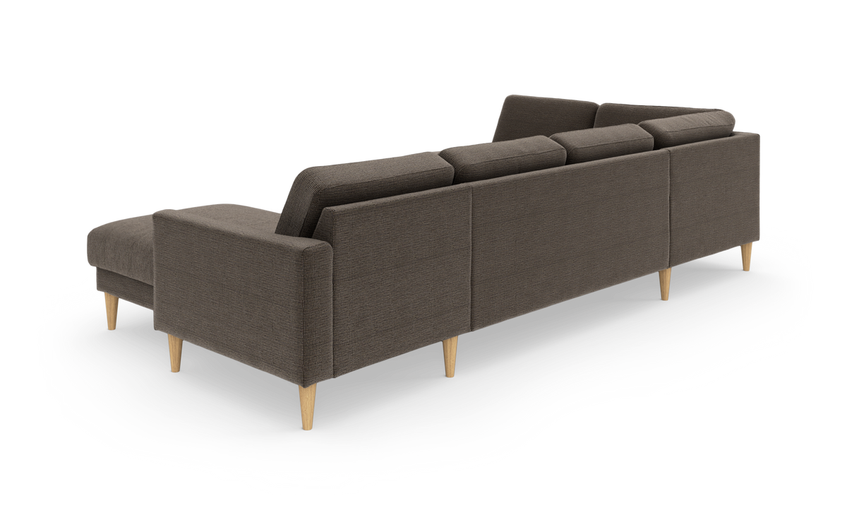 Brun modulsofa med chaiselong, set bagfra i vinkel, med koniske træben på hvid baggrund.