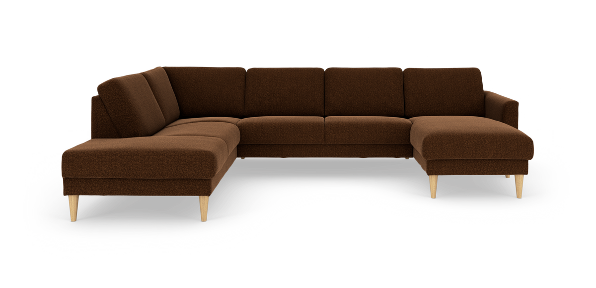 Brun U‑formet modulsofa med chaiselong i begge ender og lyse, koniske træben, frilagt på hvid baggrund.