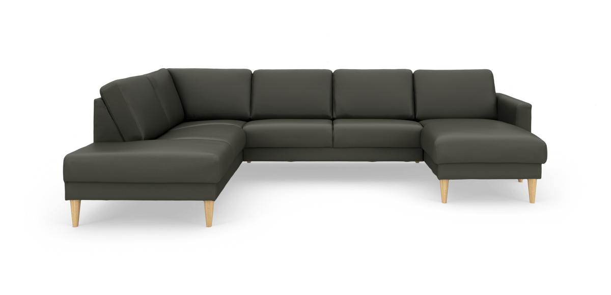 Mørkegrøn U‑formet modulsofa med dobbelte chaiselonger og koniske ben i lyst træ, fritlagt på hvid baggrund.