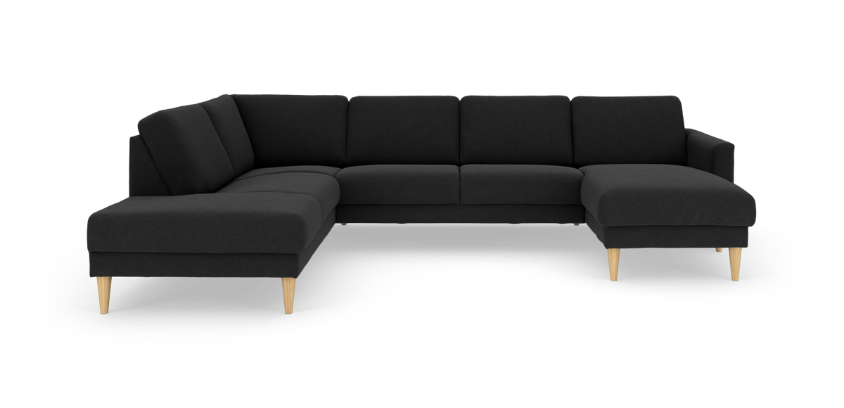 Hjørnesofa i sort stof med højre chaiselong og lyse træben.