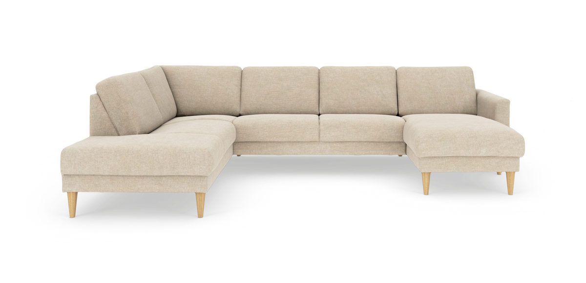 Beige L-formet modulsofa med chaiselong til højre og koniske træben, fritlagt på hvid baggrund.