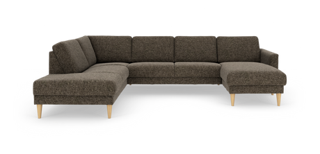 Brun L-formet hjørnesofa med chaiselong til højre og lyse træben, frilagt mod hvid baggrund.