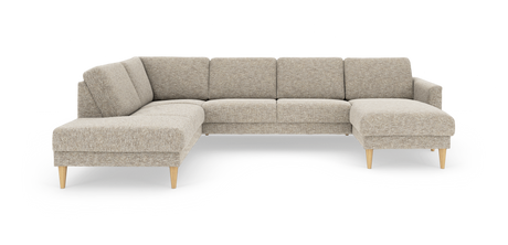 Beige modulsofa i L‑form med chaiselong til højre og koniske ben i lyst træ, frilagt på hvid baggrund.
