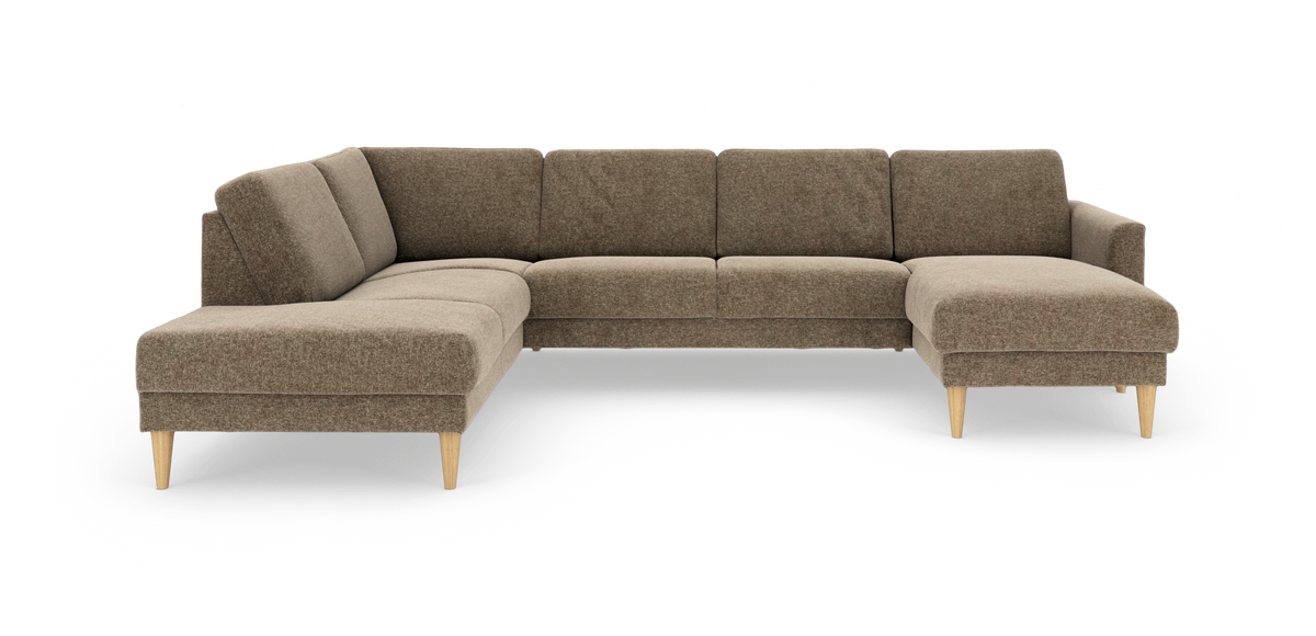 Brun U‑formet modulsofa med højre chaiselong og tilspidsede træben, frilagt på hvid baggrund.