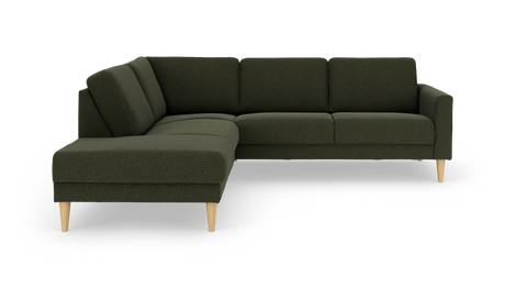 Mørkegrøn L-sofa med venstrevendt chaiselong og lyse træben, frilagt på hvid baggrund.